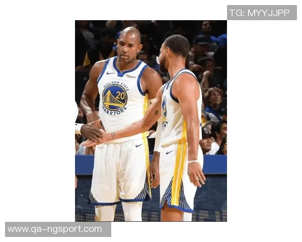 老将默契配合霍福德助攻库里精彩反篮打成21 老将默契配合霍福德助攻库里精彩反篮打成21