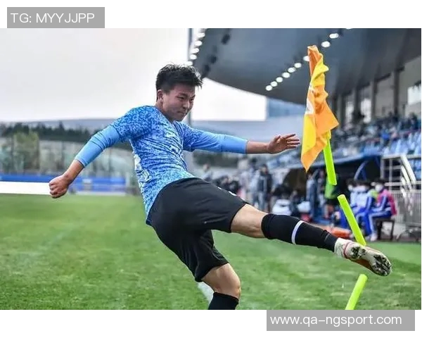 最后时刻U22国足角球争议鲍世蒙拔角旗杆遭黄牌处罚后幽默插回 最后时刻U22国足角球争议鲍世蒙拔角旗杆遭黄牌处罚后幽默插回